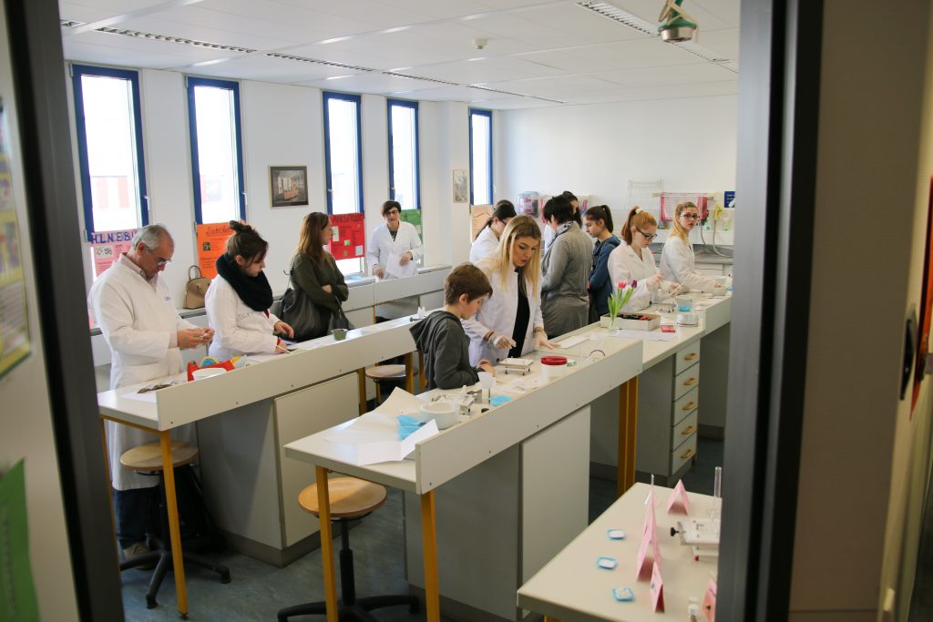 Unsere Besucher im Chemielabor