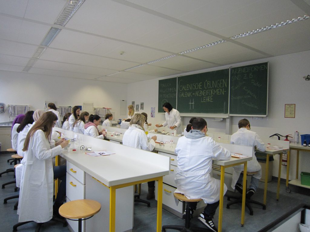 Schnuppertag – Fach Galenische Übungen