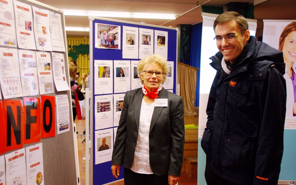 Dr. Ziegler (Vorsitzender Förderverein der PTA-Schule Nürnberg) und G. Volkmann (Schulleiterin PTA-Schule Nürnberg))